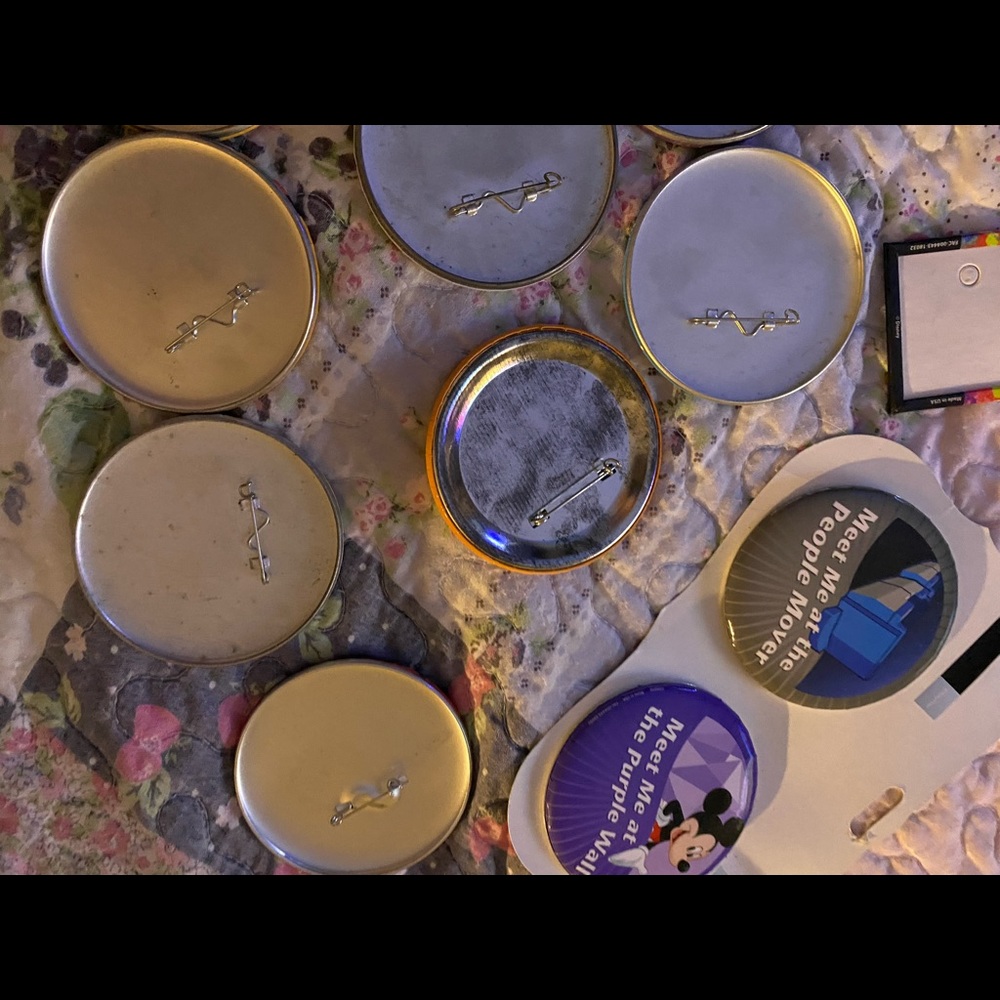 Lot of Walt Disney large Buttons new and old - Picture 9 of 11